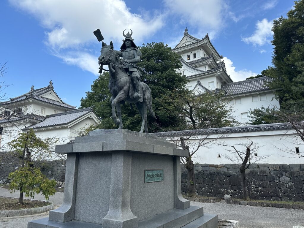 戸田氏鉄騎馬像と大垣城